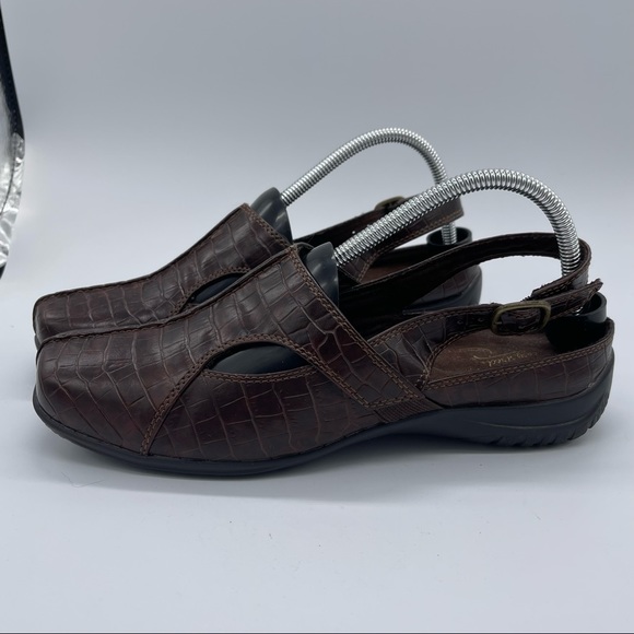 Easy Street, Strap On Shoes Wide Width. Size 9.5WW. Excellent condition! - Picture 2 of 9